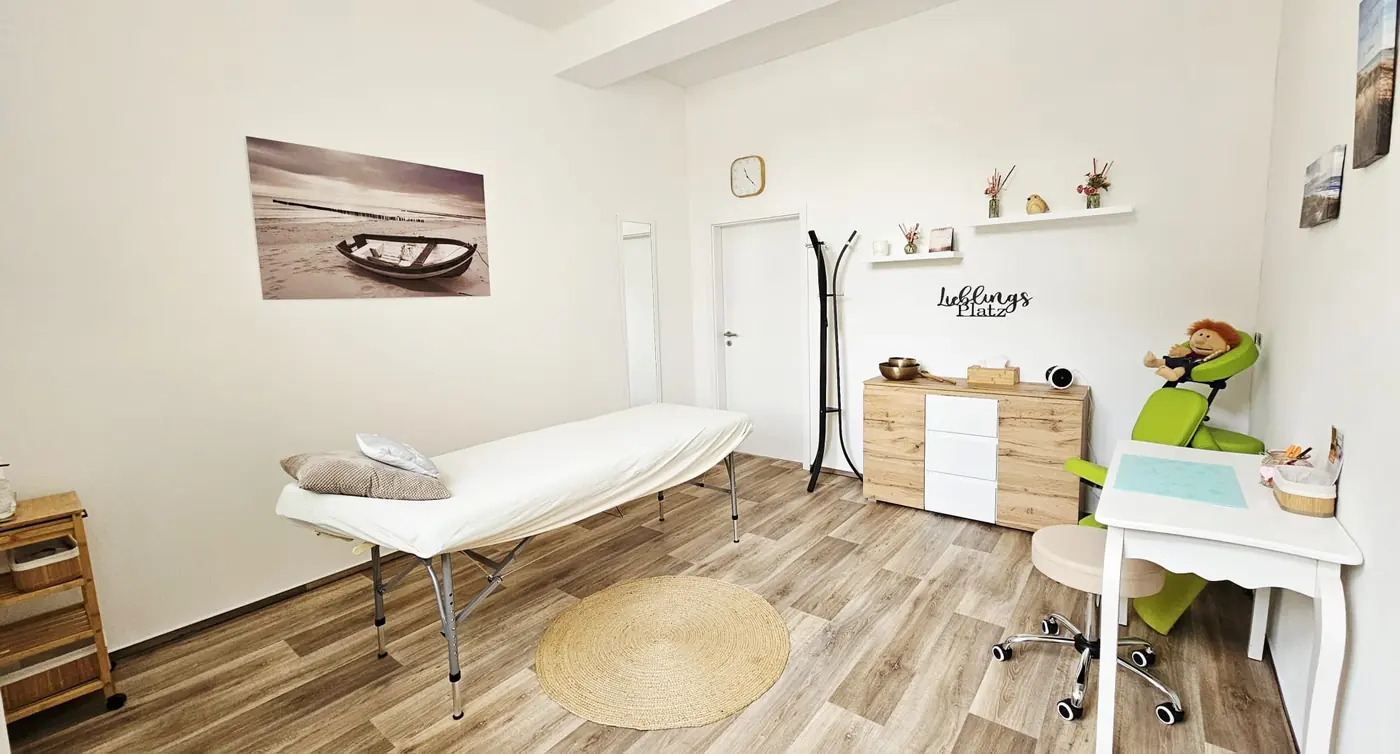 Ruhiger Behandlungsraum mit Therapieliege